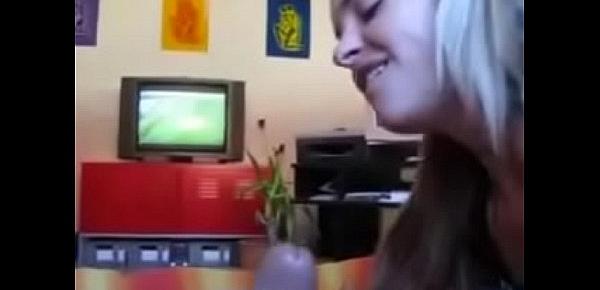  Freundin fickt ihren Freund waehrend Fussball-WM-Spiel